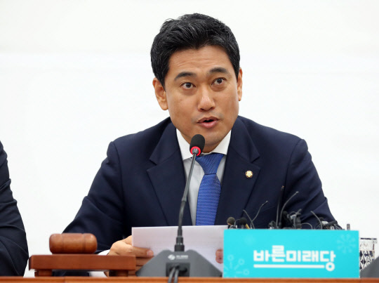 오신환 바른미래당 원내대표가 23일 국회에서 열린 제43차 원내정책회의에서 발언하고 있다. 연합뉴스